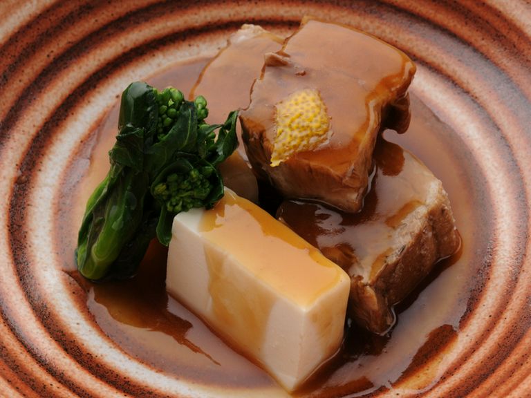 手間のかかった一品。料理長イチオシの『豚角煮』