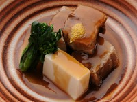 手間のかかった一品。料理長イチオシの『豚角煮』