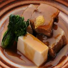 手間のかかった一品。料理長イチオシの『豚角煮』