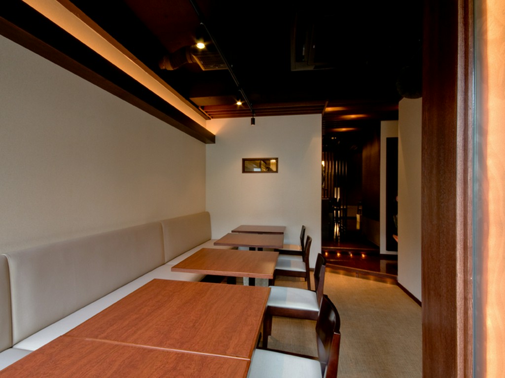 モノトーンでシックに…。気軽に寛げる空間です。