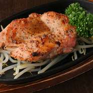 ふっくらやわらいかい筑波名物「つくば鶏」。素材の味をそのままお愉しみ下さい。