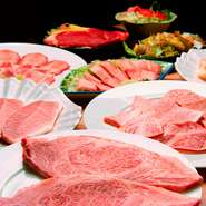 当店では、肉道一筋40年の店主がおすすめするお肉をお客様にご提供致しております。
少人数からご利用頂ける個室もご用意しております！　コースは特選～富コースがおすすめです。
この機会に是非ご賞味ください。