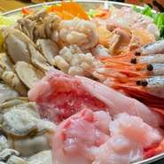 海老・帆立・牡蠣・白子・あん肝・鮟鱇が入った巷で噂のあの”痛風鍋”(プリン体たっぷりで痛風になる、又は痛風の人には食べることが困難な内容の贅沢鍋)やクエ鍋、てっちり、蟹しゃぶなどの高級食材が目白押し！