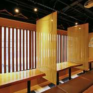 足が伸ばせる落ち着き感のある掘りごたつ席。24名様収容可能な会社宴会などで人気のお席です。ゆったりとお寛ぎ下さい。