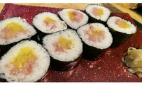 賑やか小天丼　天麩羅5個程度　1080円
とろたく巻き寿司　1本6カット程度　950円