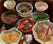 あて四種盛り合わせ八寸（1～2人前）　1200円～
あて六種盛り合わせ八寸（1～2人前）　1750円～
あて八種盛り合わせ八寸（1～2人前）　2280円～