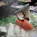 お野菜は水菜のみ　鰤などでもお作りさせて頂けます
北海道産の柔らかいタコをあえて加熱して頂くことでタコ本来の甘みとぷりぷりの食感をお楽しみ頂ける当店の看板メニューであり、不動の人気No1鍋メニューです。