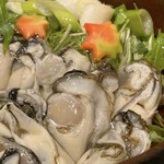 牡蠣は大粒で5個程度～サイズによる数合わせで最大10個程度のご用意となります。
※他のお鍋とは違いお野菜少なめの小鍋です。