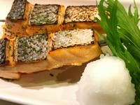角切りサーモン炙り　おろしポン酢（1本）　490円
角切りサーモン炙り　自家製味噌（1本）　490円
角切りサーモン炙り　銀餡掛け（1本）　490円
角切りサーモン炙り　一味胡麻だれ（1本）　490円
