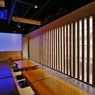 掘り炬燵エリアと小上がりエリアに各一台ずつプロジェクター完備