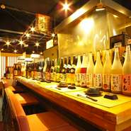 柔らかい雰囲気の流れるオープンキッチンのカウンターでお食事と共にオーナーとの会話もお楽しみ下さい。
一人でご来店頂いてもお料理のハーフサイズでの御提案や心安らぐ一時がここにあります。