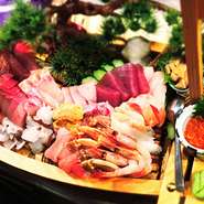 目利きの優れたスタッフが納得いくまで熟考し仕入れした魚介類やお野菜を和食定番メニューから渾身の逸品料理まで幅広く調理致します。
拘り抜いた海鮮魚介類を中心とした創作和食を心ゆくまで御堪能頂けます。
一手間加えて昇華された海鮮食材を是非お召し上がり下さい。
海鮮料理以外に創作和食全般、大阪料理もお任せ下さい！