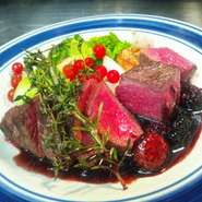 赤ワインとベリーのソース・ヴァンルージュ
- Tgliata di manzo "Tankaku" in agrodolce -