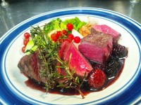 赤ワインとベリーのソース・ヴァンルージュ
- Tgliata di manzo "Tankaku" in agrodolce -