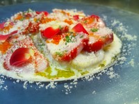 - Abbinamento capesante crude e fragole alla Carpaccio -