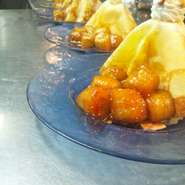 - Gelato di latte in crespella con banana caramellata alla mandorla -