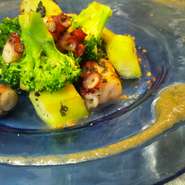 アンチョビにんにくバーニャカウダソース
- Polpo e broccoli saltati con salsa alla bagnacauda -