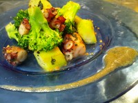 アンチョビにんにくバーニャカウダソース
- Polpo e broccoli saltati con salsa alla bagnacauda -