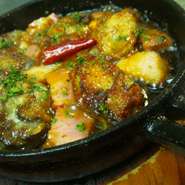                          『 バニャーレ』
- Ostriche inpadella alle acciughe con la nduja carabrese -