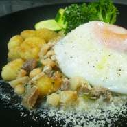 白インゲン豆と麦香豚足・豚耳のコラーゲンソース　  おまけ目玉焼きのっけ
- Gnocco vivo -