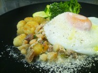 白インゲン豆と麦香豚足・豚耳のコラーゲンソース　  おまけ目玉焼きのっけ
- Gnocco vivo -