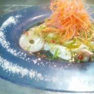 北海道産生タコのカルパッチョ　ピエモンテ風アズーリソース