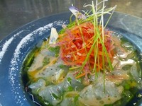 - Crudo di pesce con verdure spezzetate all'arancia rossa -