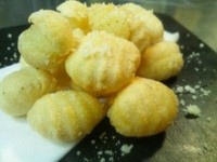 - Gnocco fritto al pepe nero con parmigiano grattugiato -