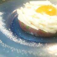 卵黄とアンチョビにんにくバーニャフレッダソース
- Tartara di tonno e "Yamaimo" con uovo -