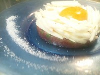 卵黄とアンチョビにんにくバーニャフレッダソース
- Tartara di tonno e "Yamaimo" con uovo -