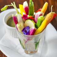 - Ortaggini freschi d'oggi con salsa verde -