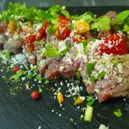 - Carpaccio di manzo "Tankaku"abbrustolito con pomodorini alla veneziana  -