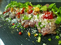 - Carpaccio di manzo "Tankaku"abbrustolito con pomodorini alla veneziana  -