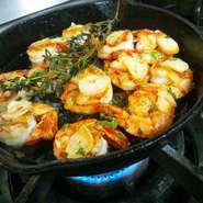 - Griglia di gamberi al'aglio con salsa piccante -