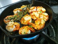 - Griglia di gamberi al'aglio con salsa piccante -