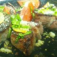 - Griglia d'agnello al'aglio con salsa piccante -