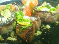 - Griglia d'agnello al'aglio con salsa piccante -