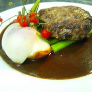 赤ワインデミグラスソース
- Polpetta ovale di manzo "Tankaku" con salsa spessa al vino rosso -