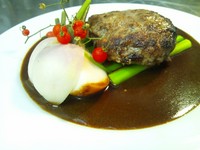 赤ワインデミグラスソース
- Polpetta ovale di manzo "Tankaku" con salsa spessa al vino rosso -