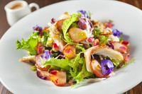 ズワイガニとイチゴのサラダ　　ブラッドオレンジヴィネグレット