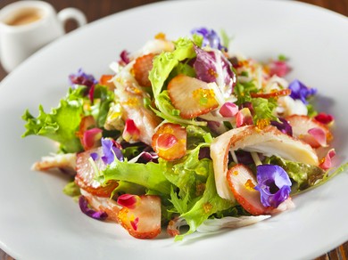 ズワイガニとイチゴのサラダ　　ブラッドオレンジヴィネグレット