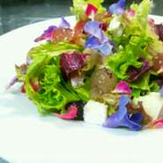 - Insalata di prosciutto crudo e uva con camembert all'arancie rossa -