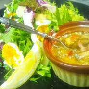 スモークベーコン入りグツグツガーリックソース添え
- Insalata del marche -