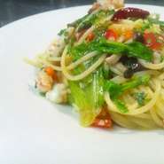 - Spaghetti gamberetti e rucola con pomodorini al burro aromatizzato -