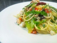 - Spaghetti gamberetti e rucola con pomodorini al burro aromatizzato -