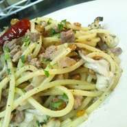 - Spaghetti pancia di maiale e "Yamaimo" con funghi abbrustoliti alle acciughe -