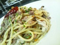 - Spaghetti pancia di maiale e "Yamaimo" con funghi abbrustoliti alle acciughe -