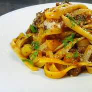 - Fettuccine con ragu d'anatra al vino rosso -