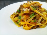 - Fettuccine con ragu d'anatra al vino rosso -