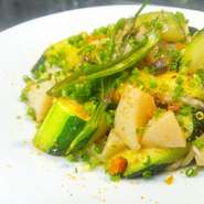 たっぷり小ネギとからすみがけ
- Spaghetti capesante e zucchini con bottarga al peperoncino nerde -